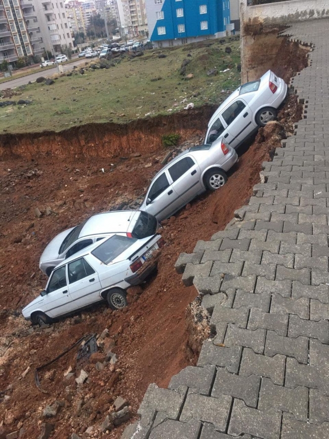 Şanlıurfa'da duvar çöktü, 6 araç hasar gördü